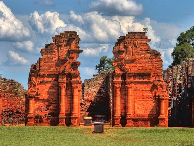 Datos históricos sobre Puerto Iguazú, un destino turístico singular.